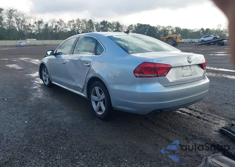 2013 Volkswagen Passat 2.5L Se из США, поврежденный, VIN 1VWBP7A38DC006684